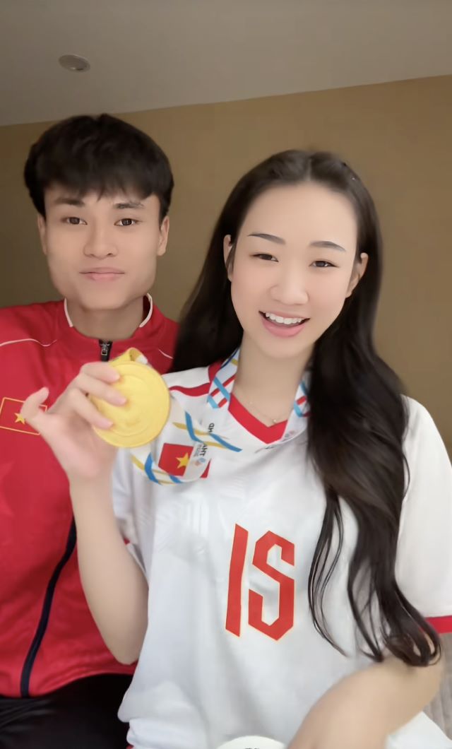 ban-gai-cau-thu-minh-phuc