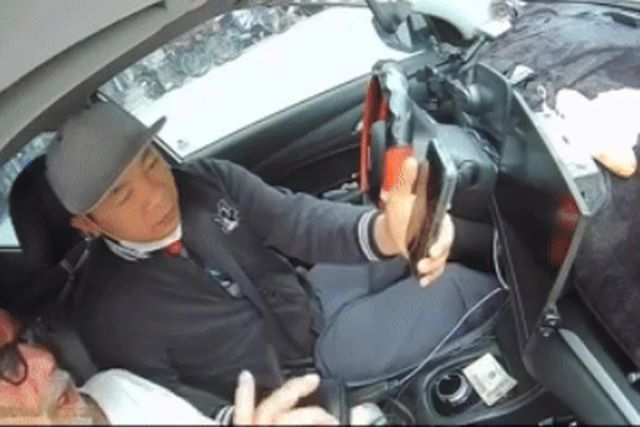 khach-tay-cuoc-xe-100000-dong