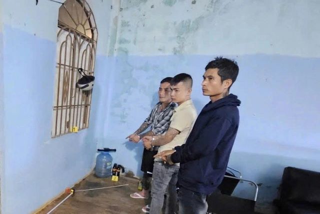 bat-nhom-doi-tuong-xich-chan-nu-nhan-vien-quan-karaoke-vi-di-choi-voi-nguoi-yeu