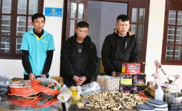 cong-an-triet-pha-2-anh-em-san-xuat-phao-hoa-trai-phep-1