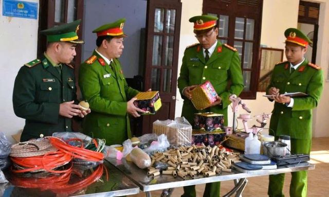 cong-an-triet-pha-2-anh-em-san-xuat-phao-hoa-trai-phep-2