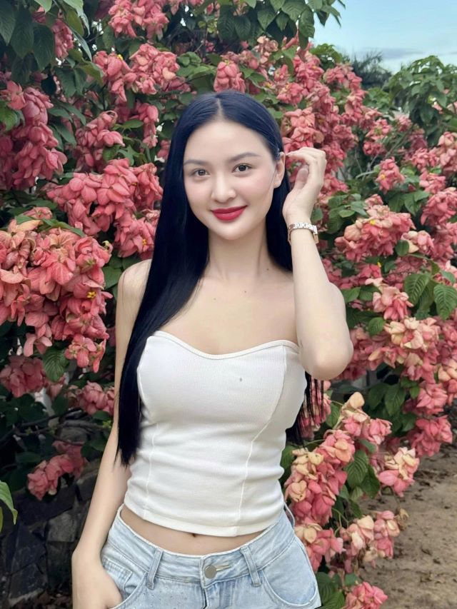 nhan-sac-a-hau-sinh-nam-2003-duoc-ghep-doi-voi-cau-thu-dinh-bac-2