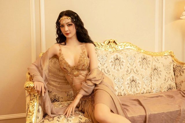 nhan-sac-a-hau-sinh-nam-2003-duoc-ghep-doi-voi-cau-thu-dinh-bac-4