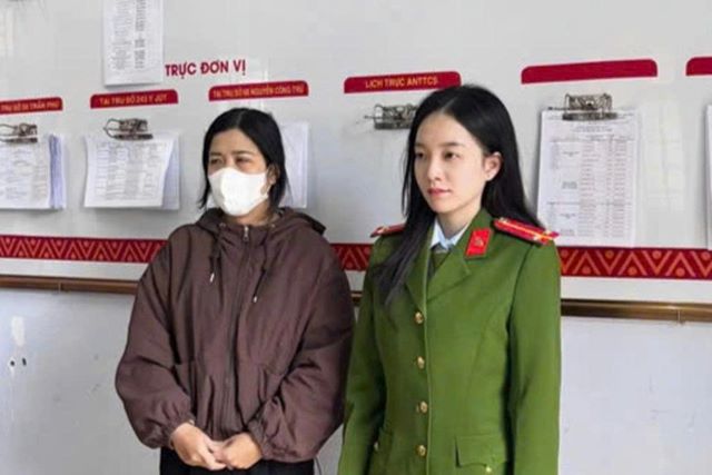 nu-nhan-vien-chiem-doat-tien-khach-hang