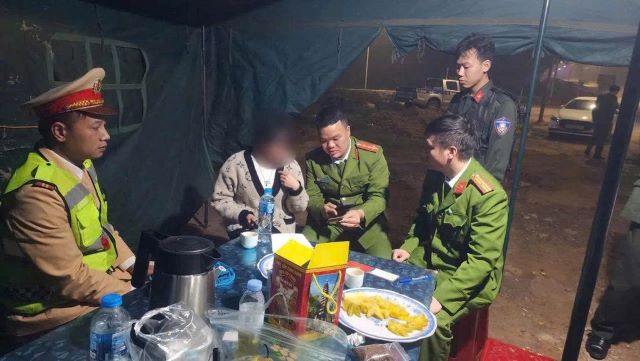 canh-sat-ngan-chan-nguoi-phu-nu-nhay-cau