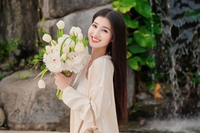 a-hau-phuong-nhi-cuoi