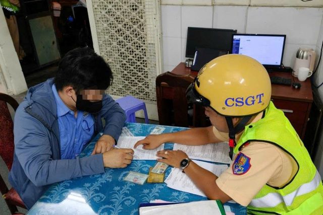 csgt-lap-bien-ban-hanh-chinh-voi-nguoi-dan-ong-tha-tay-khi-lai-xe