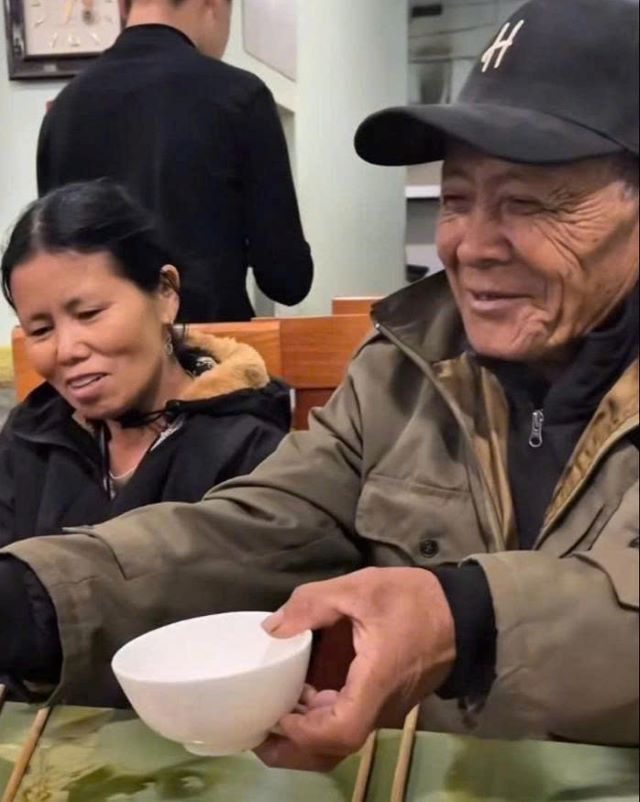 cu-ong-73-tuoi-vuot-1500-km-ruoc-ban-gai-quen-qua-mang-ve-song-chung-2