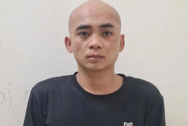 doi-tuong-rut-tien-tai-khoan-cua-khach-khi-sua-dien-thoai