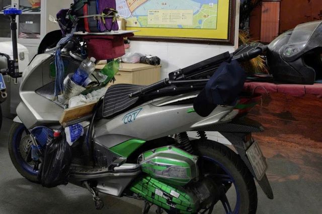 tich-thu-xe-may-nguoi-tha-hai-tay-khi-lai-xe