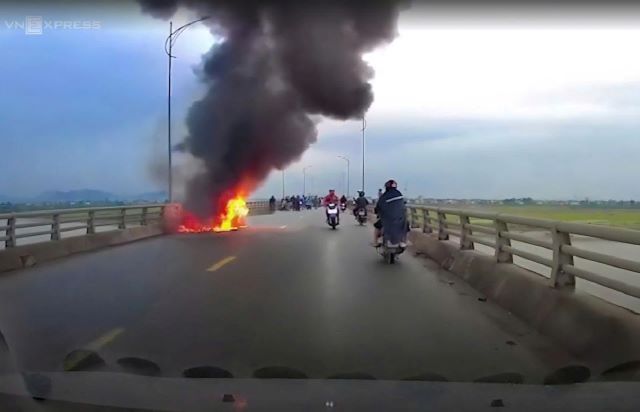 xe-o-to-chay-3-nguoi-thoat-chay