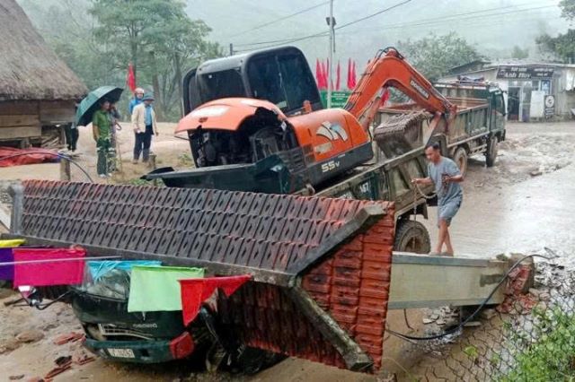 tai-nan-sap-cong-de-len-xe-ben-khien-2-nguoi-tu-vong-2