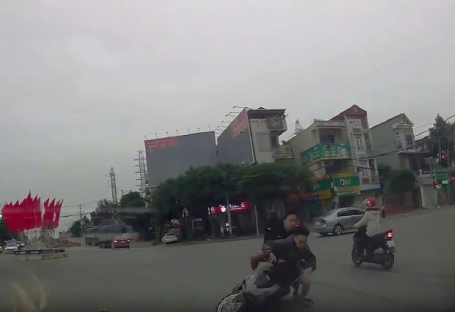 thanh-nien-vuot-den-do-nga-truoc-dau-o-to-1