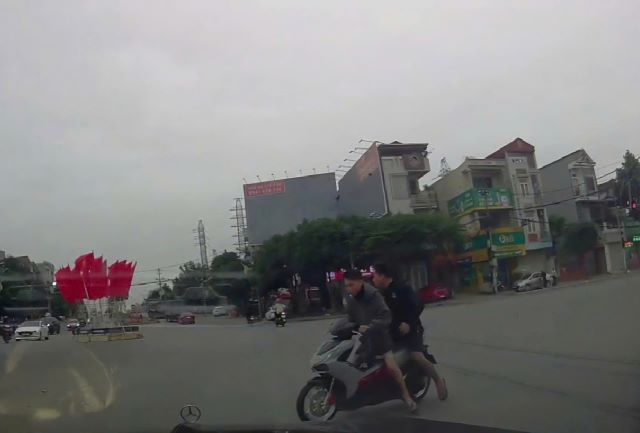 thanh-nien-vuot-den-do-nga-truoc-dau-o-to-2