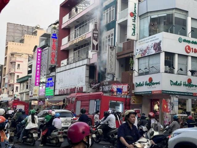 hien-truong-vu-chay-cua-hang-ruou-o-tphcm-2