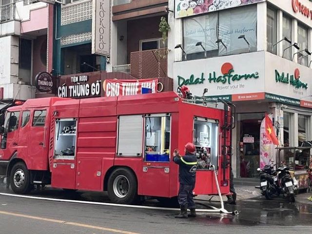 hien-truong-vu-chay-cua-hang-ruou-o-tphcm