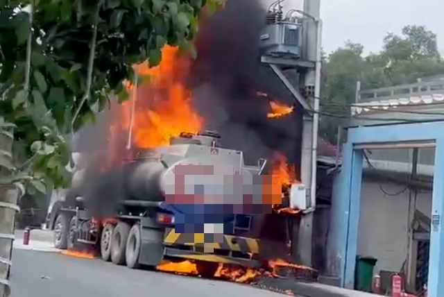 chay-xe-bon-cho-xang-dau-