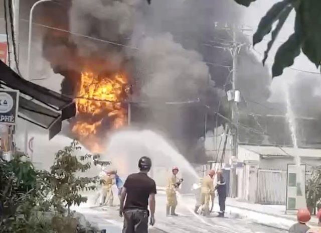 chay-xe-bon-cho-xang-dau-1