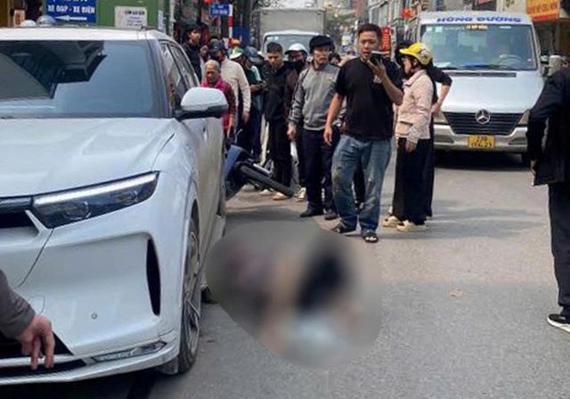 hien-truong-vu-tai-nan-lui-o-to-khien-2-nguoi-thuong-vong-o-ha-noi-1