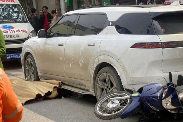 hien-truong-vu-tai-nan-lui-o-to-khien-2-nguoi-thuong-vong-o-ha-noi-2