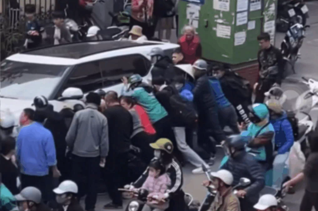 hien-truong-vu-tai-nan-lui-o-to-khien-2-nguoi-thuong-vong-o-ha-noi-3