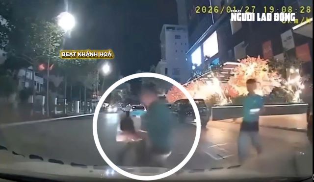 nguoi-dan-ong-bi-dam-guc-giua-duong-3