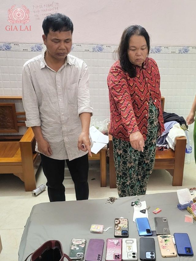 bat-qua-tang-cap-vo-chong-chuyen-moc-tui-tai-cac-cho-o-gia-lai