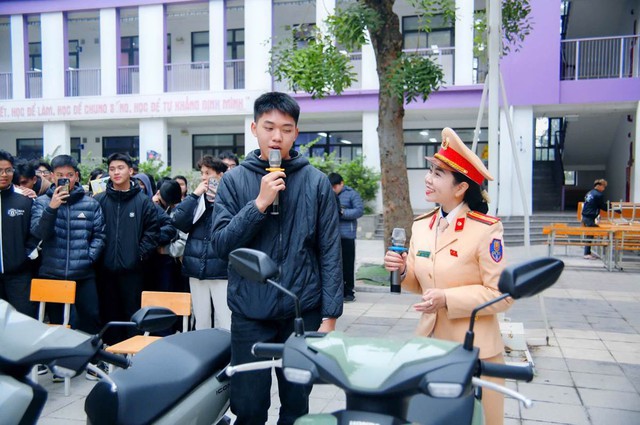 canh-sat-giao-thong-ha-noi-tuyen-truyen-an-toan-giao-thong-doi-voi-nhom-tuoi-hoc-sin