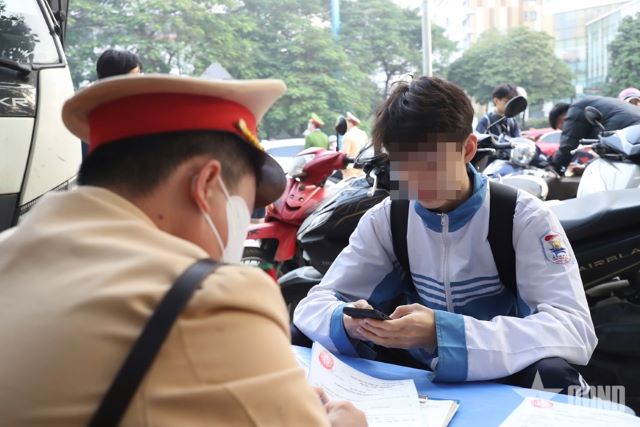 canh-sat-giao-thong-phat-hoc-sinh-vi-pham-giao-thong