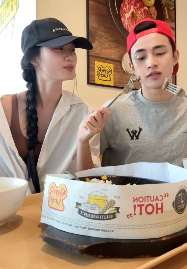 hoa-hau-nguyen-quynh-anh-2