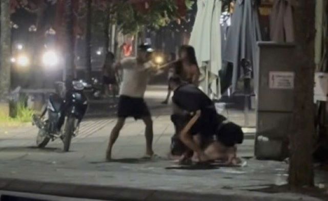 clip-nhom-thanh-nien-danh-nhau-1