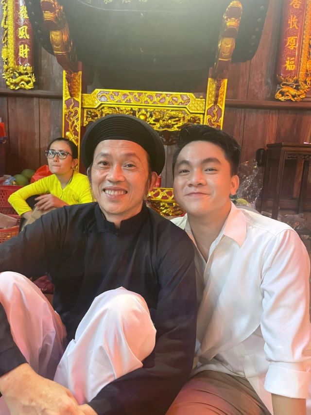 hoai-linh-ben-hoang-quan
