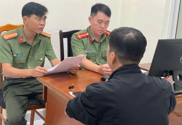 nguoi-dan-ong-chuyen-so-dien-thoai-doi-no-cho-cong-an-1