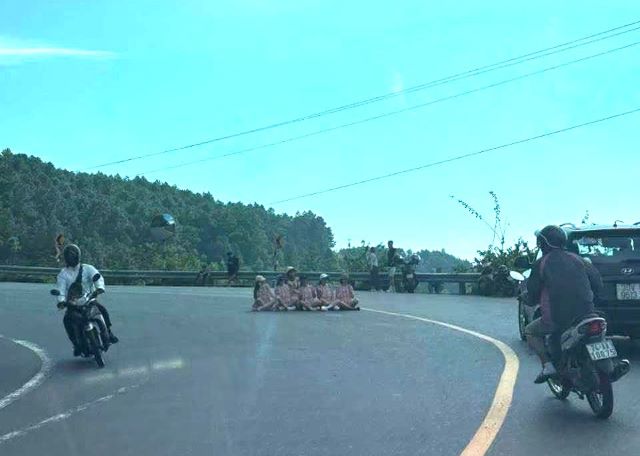 nhom-nguoi-ngoi-o-khuc-cua-deo-hai-van-1