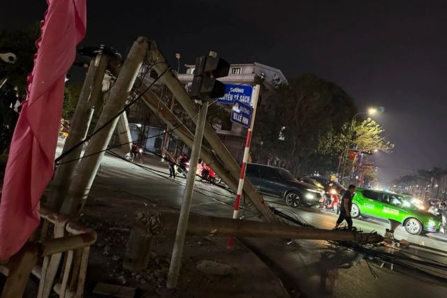 hien-truong-o-to-tong-hang-loat-cot-dien