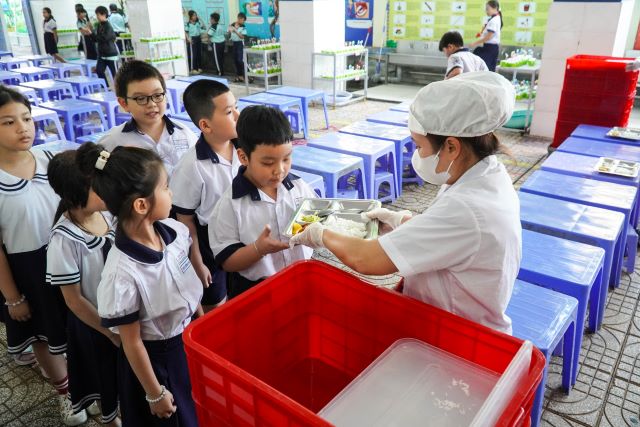 truong-hoc-to-chuc-an-ban-tru-cho-hoc-sinh-1