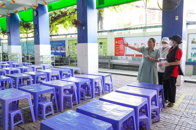 truong-hoc-to-chuc-an-ban-tru-cho-hoc-sinh-2