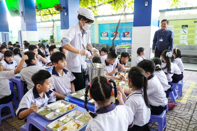 truong-hoc-to-chuc-an-ban-tru-cho-hoc-sinh-4