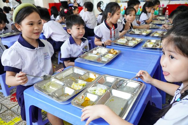 truong-hoc-to-chuc-an-ban-tru-cho-hoc-sinh-5