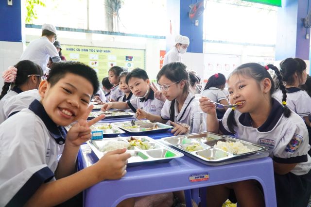 truong-hoc-to-chuc-an-ban-tru-cho-hoc-sinh-6