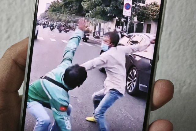 hai-nguoi-dan-ong-cam-non-bao-hiem-au-da-nhau-giua-duong-pho