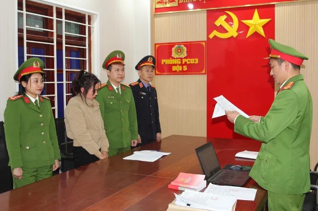 nguoi-phu-nu-nghe-an-san-xuat-giam-gia