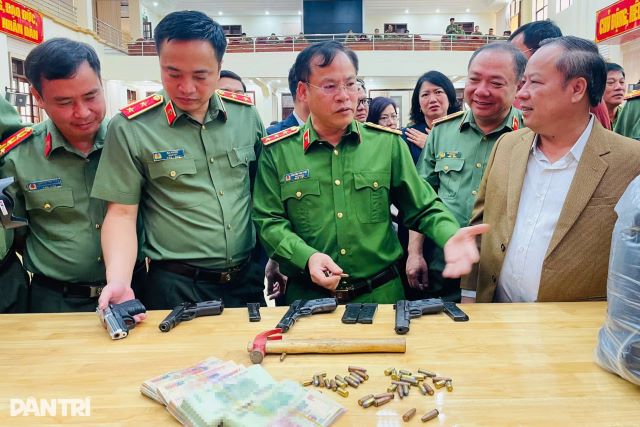 thu-giu-sung-trong-vu-cuop-ngan-hang