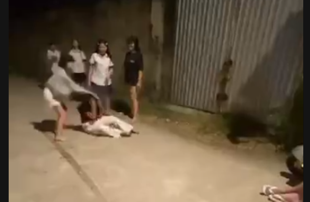 nu-sinh-bi-danh-hoi-dong