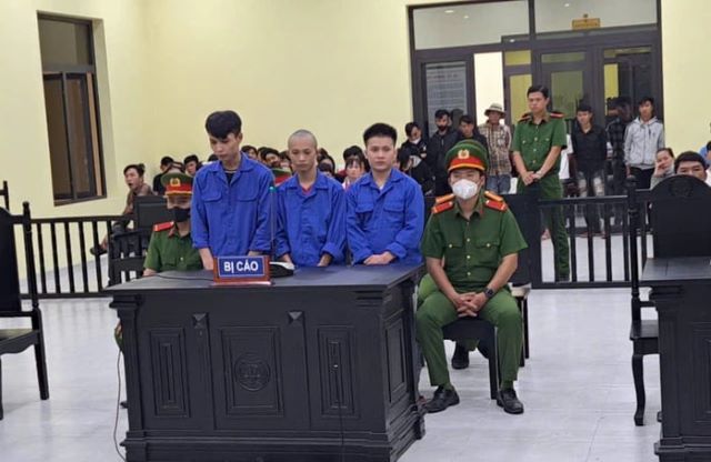 nhom-thanh-nien-chem-nham-nguoi