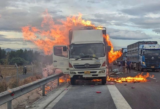 xe-tai-boc-chay-tren-cao-toc