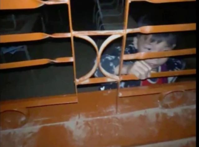 hoc-sinh-lop-1-bi-nhot