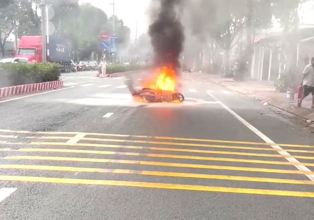 xe-may-boc-chay-giua-duong