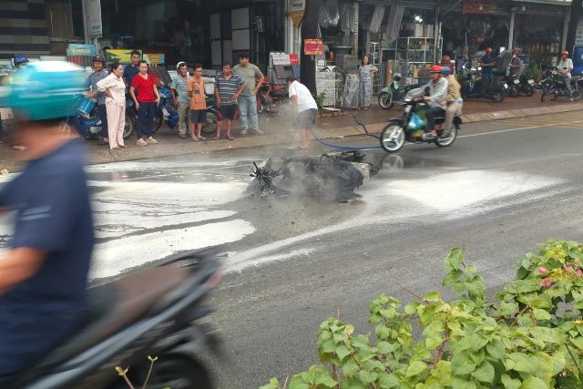 xe-may-boc-chay-tro-khung-giua-duong