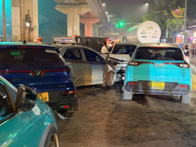 nu-tai-xe-lai-o-to-di-nguoc-chieu-2